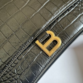 Из весенне-летней коллекции 2023 года от Balenciaga — Crush, возв