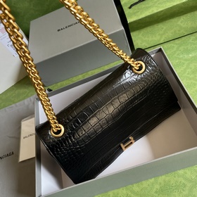 Из весенне-летней коллекции 2023 года от Balenciaga — Crush, возв
