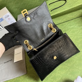 Из весенне-летней коллекции 2023 года от Balenciaga — Crush, возв