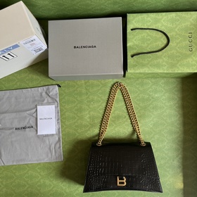 Из весенне-летней коллекции 2023 года от Balenciaga — Crush, возв