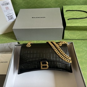 Из весенне-летней коллекции 2023 года от Balenciaga — Crush, возв