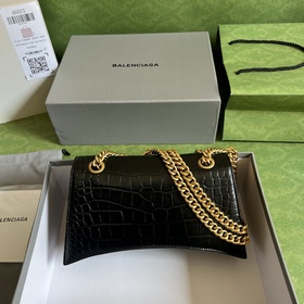 Из весенне-летней коллекции 2023 года от Balenciaga — Crush, возв