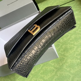 Из весенне-летней коллекции 2023 года от Balenciaga — Crush, возв