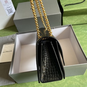 Из весенне-летней коллекции 2023 года от Balenciaga — Crush, возв