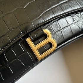 Из весенне-летней коллекции 2023 года от Balenciaga — Crush, возв
