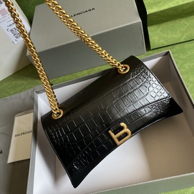 Из весенне-летней коллекции 2023 года от Balenciaga — Crush, возв