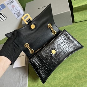 Из весенне-летней коллекции 2023 года от Balenciaga — Crush, возв