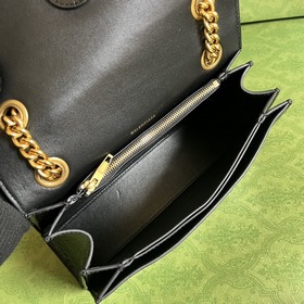 Из весенне-летней коллекции 2023 года от Balenciaga — Crush, возв
