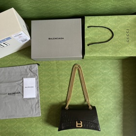 Из весенне-летней коллекции 2023 года от Balenciaga — Crush, возв