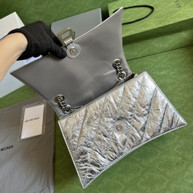 Из коллекции Paris Balenciaga осень-зима 2022 — Crush, возвращают
