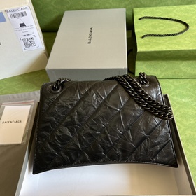 Из коллекции Paris Balenciaga осень-зима 2022 года — Crush, возвр