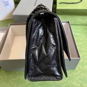 Из коллекции Paris Balenciaga осень-зима 2022 года — Crush, возвр