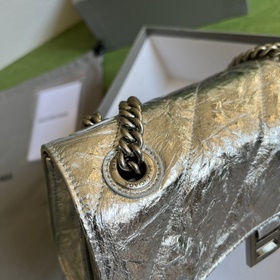 Из коллекции Paris Balenciaga осень-зима 2022 — Crush, возвращают