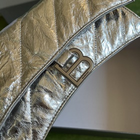Из коллекции Paris Balenciaga осень-зима 2022 — Crush, возвращают