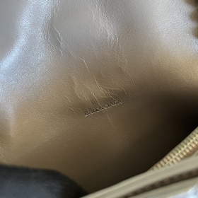 Из коллекции Paris Balenciaga осень-зима 2022 — Crush, возвращают