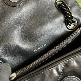 Из коллекции Paris Balenciaga осень-зима 2022 — Crush, возвращают