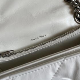 Из коллекции Paris Balenciaga осень-зима 2022 — Crush, возвращают