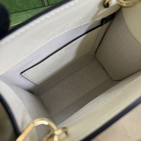 Мини-сумка Gucci с принтом животных. Работы американской иллюстра