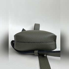 Минималистичный и модный аксессуар! В небольшую сумку в форме бук