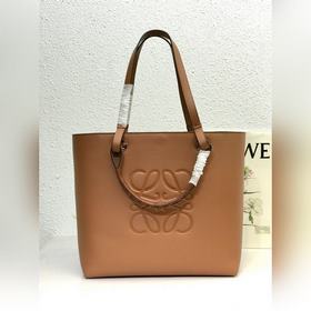 Новая сумка Anagram Tote уже в продаже. Изготовлена из перфориров