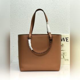Новая сумка Anagram Tote уже в продаже. Изготовлена из перфориров