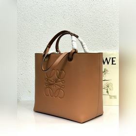 Новая сумка Anagram Tote уже в продаже. Изготовлена из перфориров