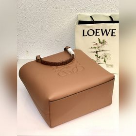 Новая сумка Anagram Tote уже в продаже. Изготовлена из перфориров