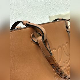 Новая сумка Anagram Tote уже в продаже. Изготовлена из перфориров