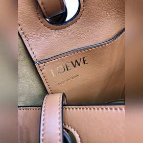 Новая сумка Anagram Tote уже в продаже. Изготовлена из перфориров