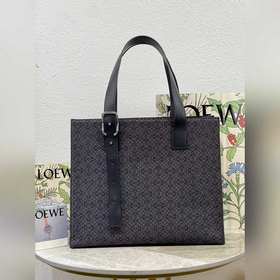 (Fine Flower) Buckle Horizontal Tote — это легкая и удобная сумка