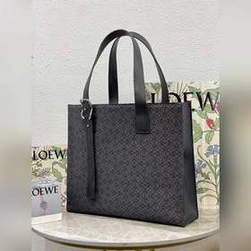 (Fine Flower) Buckle Horizontal Tote — это легкая и удобная сумка