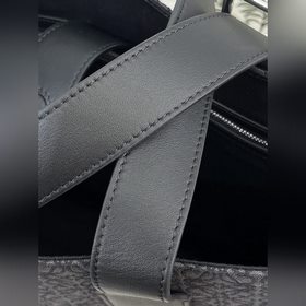 (Fine Flower) Buckle Horizontal Tote — это легкая и удобная сумка