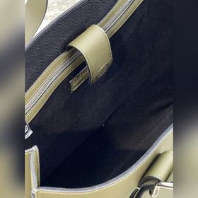 Горизонтальная сумка Buckle Эта сумка представляет собой легкую 