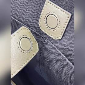 Горизонтальная сумка Buckle Эта сумка представляет собой легкую 