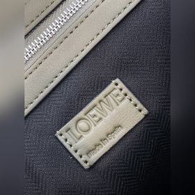 Горизонтальная сумка Buckle Эта сумка представляет собой легкую 