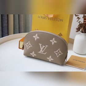 Косметичка Компактная косметичка из ткани Monogram легко помещает