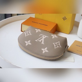 Косметичка Компактная косметичка из ткани Monogram легко помещает