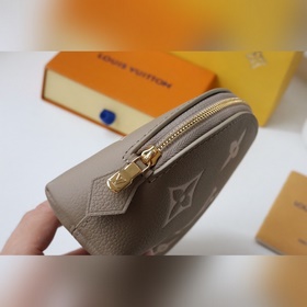 Косметичка Компактная косметичка из ткани Monogram легко помещает