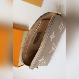 Косметичка Компактная косметичка из ткани Monogram легко помещает