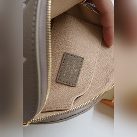 Косметичка Компактная косметичка из ткани Monogram легко помещает