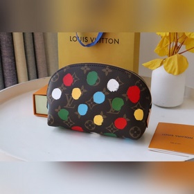 Косметичка Компактная косметичка из ткани Monogram легко помещает