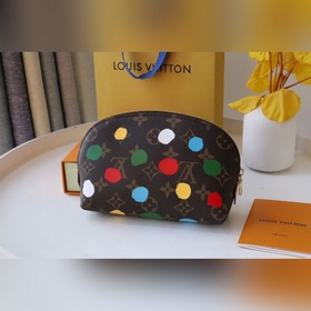 Косметичка Компактная косметичка из ткани Monogram легко помещает