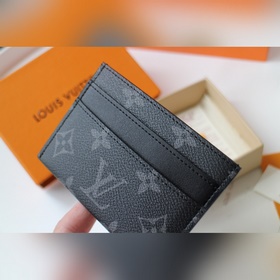 Этот стильный и модный карман для карт изготовлен из ткани с новы