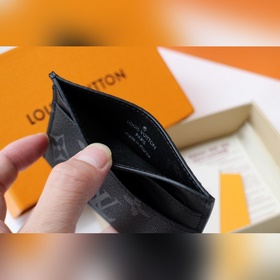 Этот стильный и модный карман для карт изготовлен из ткани с новы