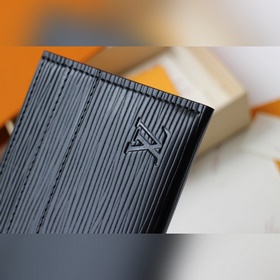 Этот стильный и модный карман для карт изготовлен из ткани с новы