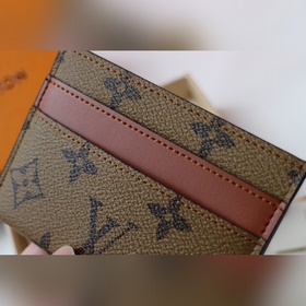 Этот стильный и модный карман для карт изготовлен из ткани с новы