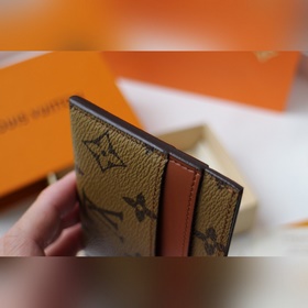 Этот стильный и модный карман для карт изготовлен из ткани с новы