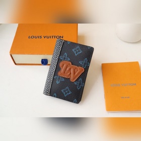Изготовлен из ткани Monogram синим узором на темном фоне, украшен