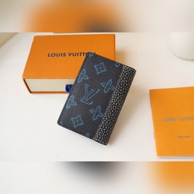 Изготовлен из ткани Monogram синим узором на темном фоне, украшен