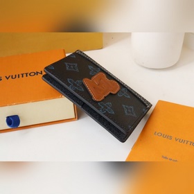 Изготовлен из ткани Monogram синим узором на темном фоне, украшен